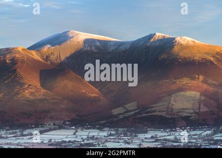 Schneebedeckte Berggipfel an einem kalten Wintermorgen. Skiddaw, Keswick, Lake District, Großbritannien. Stockfoto