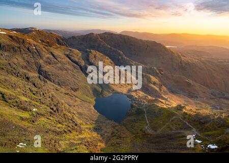 Sonnenaufgang von der Spitze des Lake District Berges gesehen; der alte Mann von Coniston. Stockfoto