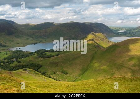 Schöner Blick auf Crummock Water und Cumbrian Fells an einem sonnigen Nachmittag im Lake District National Park. Stockfoto