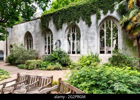 LONDON ENGLAND CHURCH ST DUNSTAN IM OSTEN DER GARTEN UND DIE HAUPTMAUER MIT FENSTERN Stockfoto