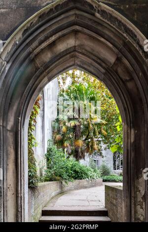 LONDON ENGLAND CHURCH ST DUNSTAN IM OSTEN DER GARTENBOGEN UND TREPPEN Stockfoto