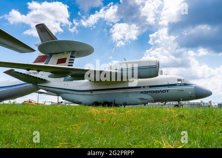 Kiew, Ukraine - 12. Juni 2021: Altes Flugzeug Antonov AN-71. Flugzeug AN71, auf der Flugschau auf dem Flugplatz der Retro-Flugzeuge. Stockfoto