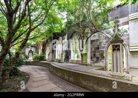 LONDON ENGLAND CHURCH ST DUNSTAN IM OSTEN DER GARTENSTEG UND DIE WAND MIT FENSTERN Stockfoto