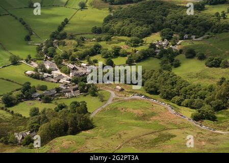 Luftaufnahme des Dorfes Buttermere an einem Sommernachmittag. Lake District National Park, Großbritannien. Stockfoto