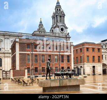 LONDON ENGLAND PATERNOSTER ODER SCHÄFERSKULPTUR VON ELISABETH FRINK IM PATERNOSTER SQUARE ST. PAULS Stockfoto