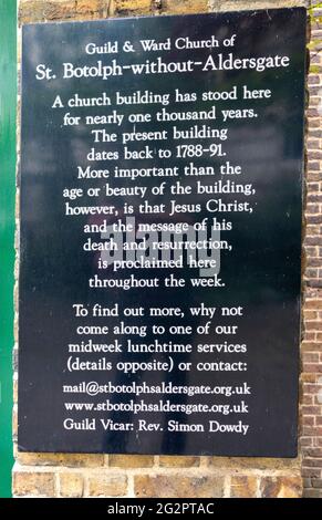 LONDON ENGLAND POSTMAN'S PARK INFORMATIONSTAFEL ST. BOTOLPH’S ALDERSGATE CHURCH Stockfoto