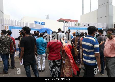 Kalkutta, Indien. Juni 2021. Der Begünstigte über 18 Jahre wartet lange Zeit auf den Erhalt des Covid-19-Impfstoffs in einem Impfzentrum. Ein Privatkrankenhaus online buchen und Covid-19 Impfung in Kalkutta City zu arrangieren. (Foto von Dipa Chakraborty/Pacific Press) Quelle: Pacific Press Media Production Corp./Alamy Live News Stockfoto