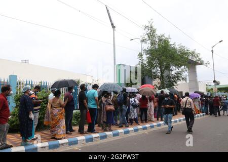 Kalkutta, Indien. Juni 2021. Der Begünstigte über 18 Jahre wartet lange Zeit auf den Erhalt des Covid-19-Impfstoffs in einem Impfzentrum. Ein Privatkrankenhaus online buchen und Covid-19 Impfung in Kalkutta City zu arrangieren. (Foto von Dipa Chakraborty/Pacific Press) Quelle: Pacific Press Media Production Corp./Alamy Live News Stockfoto