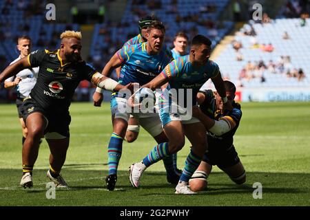 COVENTRY, GROSSBRITANNIEN. JUNI. Dan Kelly von Tigers wird von Tom Willis von Wesps während des Spiels der Gallagher Premiership zwischen London Wesps und Leicester Tigers in der Ricoh Arena, Coventry am Samstag, 12. Juni 2021, angegangen. (Kredit: James Holyoak) Kredit: MI Nachrichten & Sport /Alamy Live Nachrichten Stockfoto