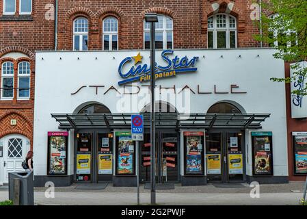 CineStar Stadthalle Kino in Lübeck Deutschland - STADT LÜBECK, DEUTSCHLAND - 10. MAI 2021 Stockfoto