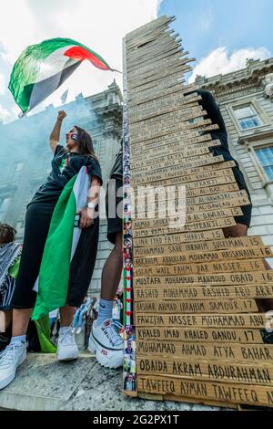 London, Großbritannien. Juni 2021. Eine Liste palästinensischer Kinder, die bei den jüngsten Anschlägen von Istraelis getötet wurden, ist an einen Lampost angefügt - Palästinenserprotest vor der Downing Street in Whitehall, der zeitlich geplant war, das Thema während des G7-Gipfels anzusprechen. Die Menschen sind gegen Israels jüngste Pläne, die palästinensischen Bewohner Jerusalems und den daraus resultierenden Konflikt, der in der Region entstanden ist, zu verlagern. Der Protest wurde von der palästinensischen Solidaritätskampagne UK, CND, Stop the war und den Freunden von Al Aqsa organisiert. Kredit: Guy Bell/Alamy Live Nachrichten Stockfoto