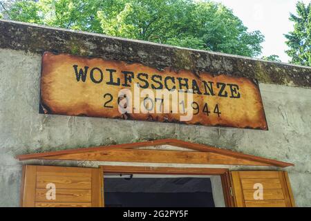 Gierloz, Polen 2. Juni 2021 Vereiteln des Attentats auf Adolf Hitler am 3. Juni 2021 in Gierloz, Polen am 20. Juli 1944 versuchten Claus von Stauffenberg und andere Verschwörer, Adolf Hitler, Führer von Nazi-Deutschland, in seinem Wolfs-Lair-Feldhauptquartier in der Nähe von Rastenburg, zu ermorden, Ostpreußen Kredit: Vadim Pacajev/Alamy Live News Stockfoto