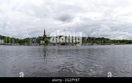 Flensburg, Deutschland - 27. Mai 2021: Blick auf den Hafen und die Stadt Flensburg in Norddeutschland Stockfoto