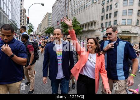 Washington, Usa. Juni 2021. Zweiter Gentleman Doug Emhoff und Vizepräsident Kamala Harris gehen am Samstag, den 12. Juni 2021, bei der Capital Pride-Veranstaltung in Washington, DC. Vizepräsident Kamala Harris und zweiter Gentleman Doug Emhoff gingen ein paar Blocks zu Fuß, während sie Anhänger in der Nähe des Freedom plaza begrüßten. Foto von Tasos Katopodis/Pool/Sipa USA Credit: SIPA USA/Alamy Live News Stockfoto