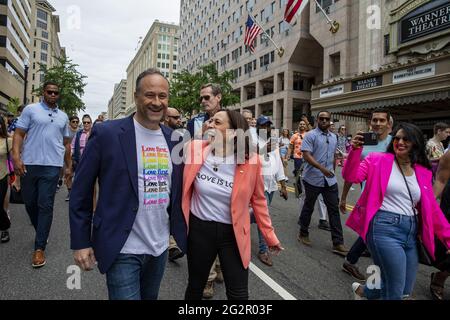 Washington, Usa. Juni 2021. Zweiter Gentleman Doug Emhoff und Vizepräsident Kamala Harris gehen am Samstag, den 12. Juni 2021, bei der Capital Pride-Veranstaltung in Washington, DC. Vizepräsident Kamala Harris und zweiter Gentleman Doug Emhoff gingen ein paar Blocks zu Fuß, während sie Anhänger in der Nähe des Freedom plaza begrüßten. Foto von Tasos Katopodis/UPI Credit: UPI/Alamy Live News Stockfoto