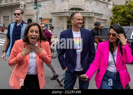 Vizepräsident Kamala Harris und zweiter Gentleman Doug Emhoff gehen am Samstag, den 12. Juni 2021, bei der Capital Pride-Veranstaltung in Washington, DC. Vizepräsident Kamala Harris und zweiter Gentleman Doug Emhoff gingen ein paar Blocks zu Fuß, während sie Anhänger in der Nähe des Freedom plaza begrüßten. Foto von Tasos Katopodis/Pool/ABACAPRESS.COM Stockfoto