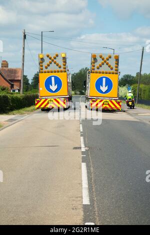 Polizei mobile / bewegte rollende Straße Block Rd Schließung durch 2 LKW-Autobahn Wartung LKW-Schwerlastwagen in der Straße / Spur geparkt durchgesetzt. Windsor, Großbritannien (123) Stockfoto