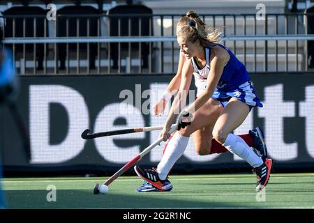 AMSTELVEEN, NIEDERLANDE - 12. JUNI: Erica Sanders aus England und Robyn Collins aus Schottland während des Eurohockey-Meisterschaftsspiels zwischen England und Schottland im Wagener Stadion am 12. Juni 2021 in Amstelveen, Niederlande (Foto: Gerrit van Keulen/Orange Picters) Stockfoto