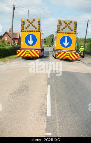 Polizei mobile / bewegte rollende Straße Block Rd Schließung durch 2 LKW-Autobahn Wartung LKW-Schwerlastwagen in der Straße / Spur geparkt durchgesetzt. Windsor, Großbritannien (123) Stockfoto