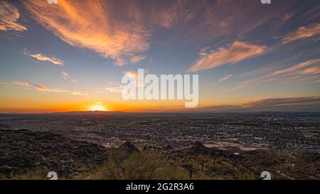 Sonnenuntergang vom South Mountain mit Blick auf Phoenix Stockfoto