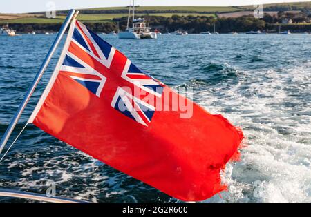 British Red Ensign Flag, die im Wind auf dem Bug oder der Rückseite eines Segelbootes, einer Yacht oder eines Schiffes fliegt Stockfoto