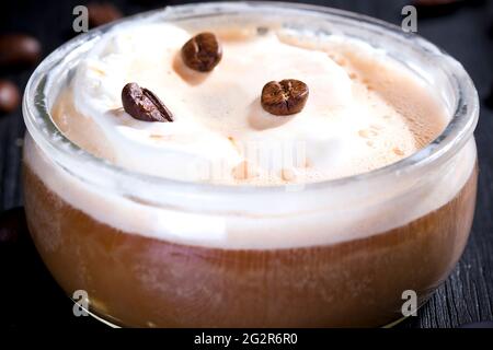 Vanilla-Affogato mit heißem Kaffee auf schwarzem Holz Hintergrund gekrönt Stockfoto