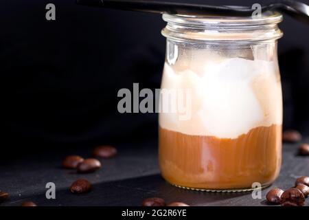 Vanilla-Affogato mit heißem Kaffee auf schwarzem Holz Hintergrund gekrönt Stockfoto