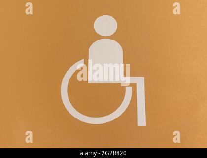 Weißes und gelbes Schild auf dem Boden einer Tiefgarage - Plätze für Behinderte. Stockfoto