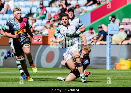 LONDON, GROSSBRITANNIEN. Juni 2021. Adam Radwan von Newcastle Falcons (Mitte) in Aktion während des Gallagher Premiership Rugby-Spiels zwischen Harlequins und Newcastle Falcons im Twickenham Stoop Stadium am Samstag, den 12. Juni 2021. LONDON, ENGLAND. Kredit: Taka G Wu/Alamy Live Nachrichten Stockfoto