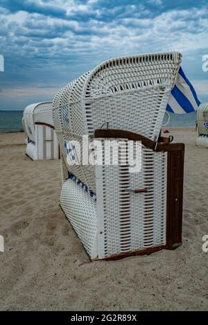 Strandkörbe an der Ostsee am Timmendorfer Strand in Deutschland - STADT LÜBECK, DEUTSCHLAND - 10. MAI 2021 Stockfoto