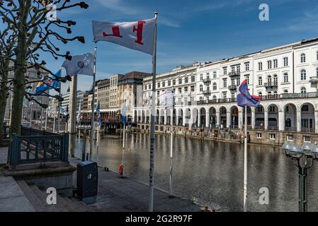 Schöne Alsterarkaden in der Stadt Hamburg, genannt Alsterarkaden - STADT HAMBURG, DEUTSCHLAND - 10. MAI 2021 Stockfoto