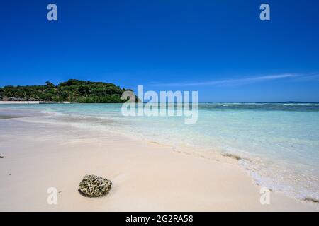 Strandspaziergang in Nosy Iranja Stockfoto