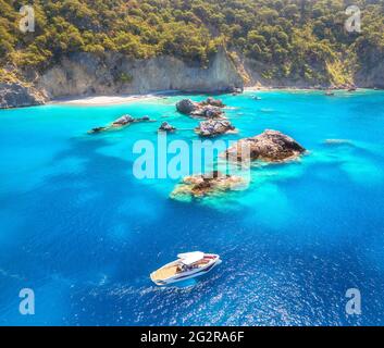 Schnellboot im blauen Meer bei Sonnenaufgang im Sommer. Luftaufnahme Stockfoto