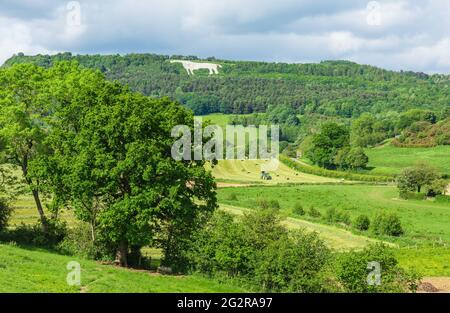 Heumacherei im ländlichen, malerischen Dorf Kilburn, in der Nähe von Thirsk in North Yorkshire mit der Wahrzeichen-Hügelfigur des Weißen Pferdes von Kilburn Stockfoto