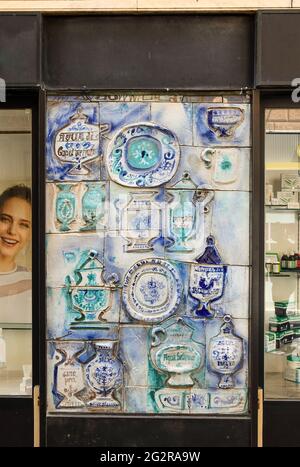 Nahaufnahme der Schaufenster einer alten Apotheke mit Keramikfliesen Dekoration im Zentrum von Genua, Ligurien, Italien Stockfoto