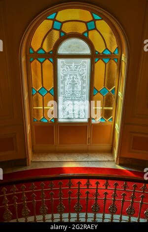 Nahaufnahme eines bunten Buntglasfensters im Treppenhaus des historischen Hotels Bristol Palace im Zentrum von Genua, Ligurien, Italien Stockfoto