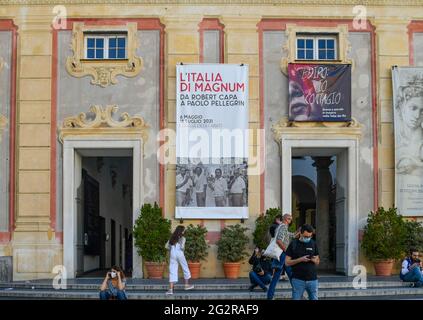 Eingang des Palazzo Ducale auf der Piazza de Ferrari mit den Werbeplakaten der Magnum Fotoausstellung 'L'Italia di Magnum', Genua, Italien Stockfoto