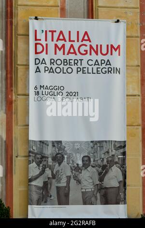 Nahaufnahme des Werbeplakats der Magnum-Fotoausstellung „L'Italia di Magnum“ auf der façade des Palazzo Ducale, Genua, Ligurien, Italien Stockfoto