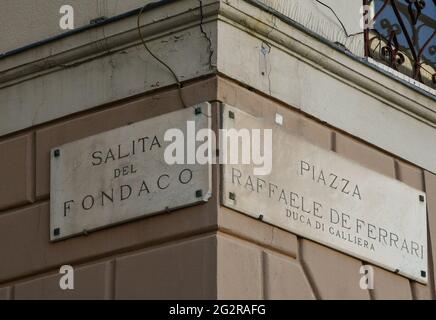 Nahaufnahme der Straßenschilder der Gasse Salita del Fondaco und des Hauptplatzes von Genua, Ligurien, Italien Stockfoto