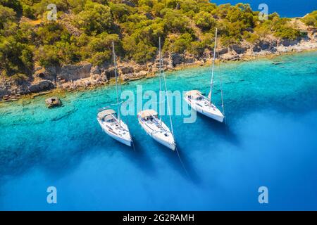 Luftaufnahme von schönen Yachten, Boote auf der Meeresbucht bei Sonnenuntergang Stockfoto