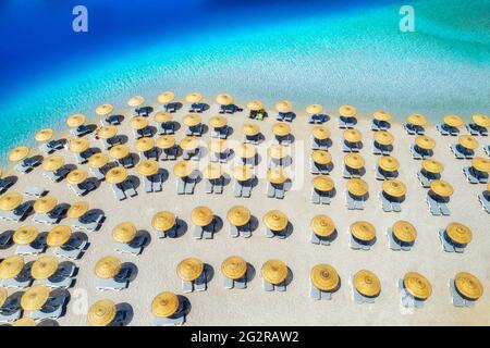 Luftaufnahme des Meeres, leerer Sandstrand mit Sonnenliegen und Sonnenschirmen Stockfoto