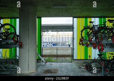 Fahrradständer am S-Bahnhof München Allach. Die farbenfrohen Rückwände Grenzen den Bahnhof, vor dem Oertelplatz. Stockfoto