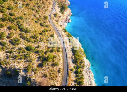 Luftaufnahme der Bergstraße, Autos, blaues Meer mit Sandstrand Stockfoto