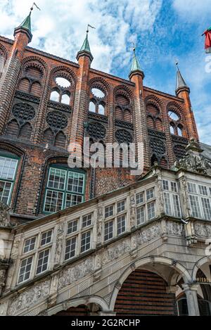 Schöne historische Gebäude in der Innenstadt von Lübeck - Rathaus - STADT LÜBECK, DEUTSCHLAND - 10. MAI 2021 Stockfoto