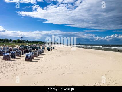 Ahlbeck, Deutschland. Juni 2021. Nur wenige Spaziergänger sind abends bei starkem Wind am Strand auf der Insel Usedom. Mecklenburg-Vorpommern hat in den vergangenen zwei Wochen mehrere erste Schritte in Richtung einer „fast normalen“ Ferienzeit unternommen. Quelle: Jens Büttner/dpa-Zentralbild/dpa/Alamy Live News Stockfoto