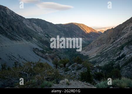 Der Tioga Pass befindet sich außerhalb des östlichen Tores des Yosemite National Park und der State Highway befindet sich auf der höchsten Erhebung in Kalifornien. Stockfoto