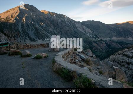 Der Tioga Pass befindet sich außerhalb des östlichen Tores des Yosemite National Park und der State Highway befindet sich auf der höchsten Erhebung in Kalifornien. Stockfoto