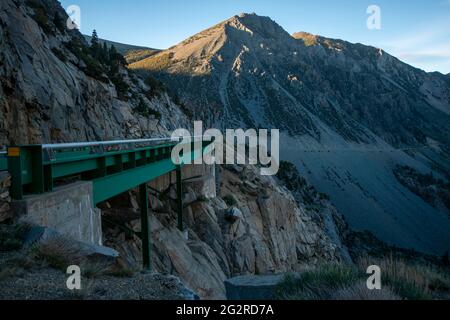 Der Tioga Pass befindet sich außerhalb des östlichen Tores des Yosemite National Park und der State Highway befindet sich auf der höchsten Erhebung in Kalifornien. Stockfoto