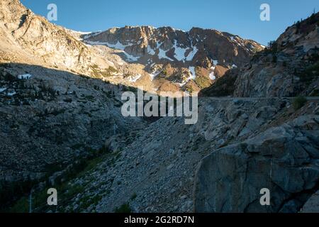 Der Tioga Pass befindet sich außerhalb des östlichen Tores des Yosemite National Park und der State Highway befindet sich auf der höchsten Erhebung in Kalifornien. Stockfoto