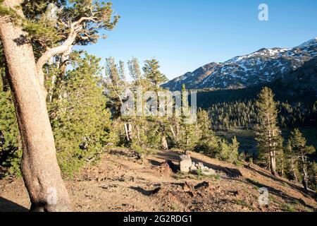 Der Tioga Pass befindet sich außerhalb des östlichen Tores des Yosemite National Park und der State Highway befindet sich auf der höchsten Erhebung in Kalifornien. Stockfoto